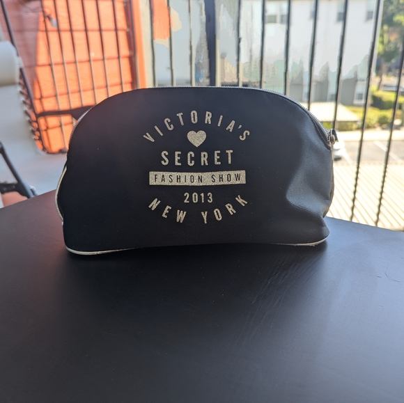 Victoria’s Secret Cosmetic Brush Set - Picture 8 of 9